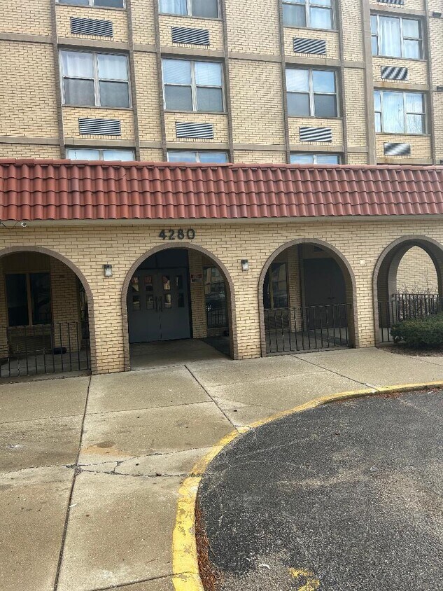 Foto principal - 4280 W Ford City Dr