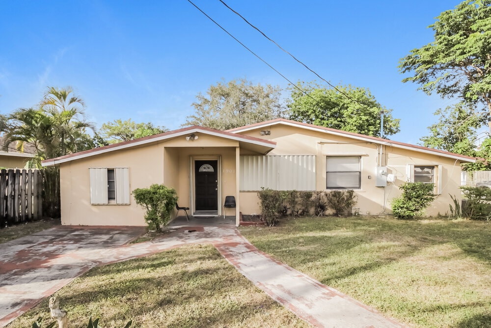 Foto principal - 1901 NW 152nd St