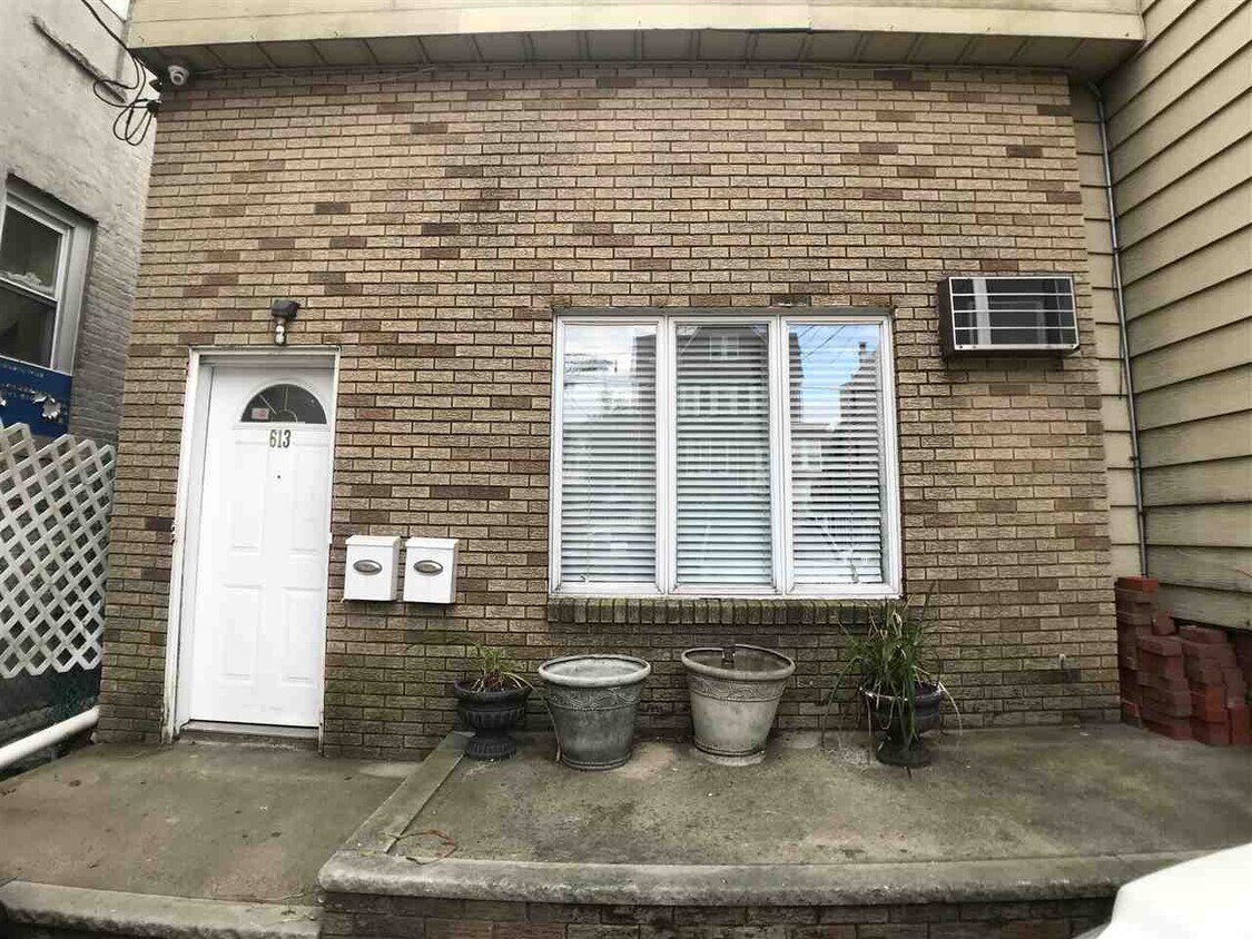 613 12th St Unit 2, Union City, NJ 07087 Room for Rent in Union City
