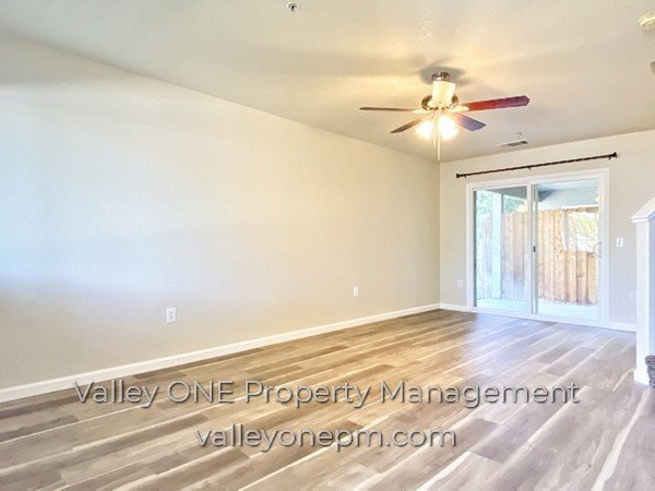 Foto del edificio - COMING SOON! Private Ground Floor Townhome in Desirable Complex with Attached 2 Car Garage