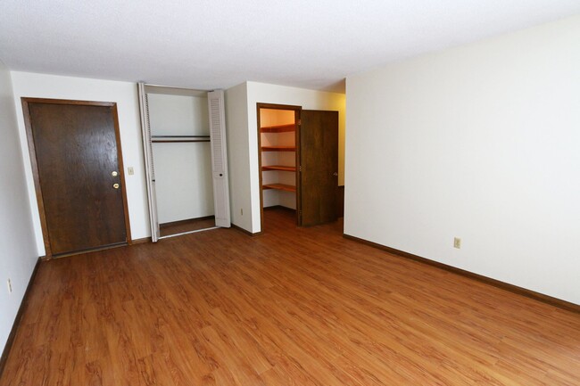 Building Photo - Alpine Apartments