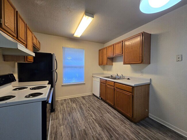 Building Photo - BRAND NEW FLOORING - AVAILABLE NOW!