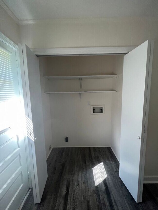 Building Photo - 2 Bedroom 1 Bath - SPECIAL: First Month Free!