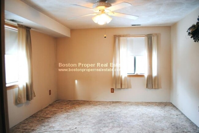 Building Photo - 10 Village Ln