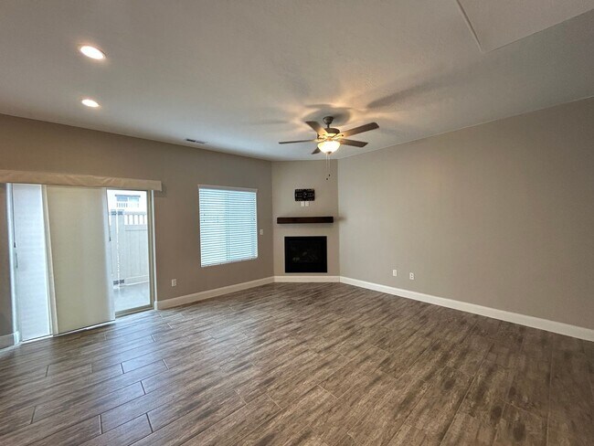 Foto del edificio - Shadowridge Townhome!