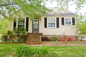 Building Photo - 2415 N Hillcrest Dr