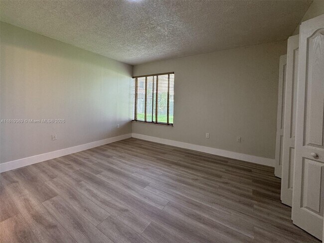 Foto del edificio - 8211 NW 191st St