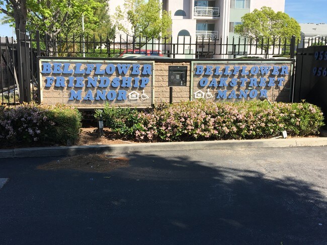 Foto del edificio - Bellflower Friendship Manor 55 yrs+ Community