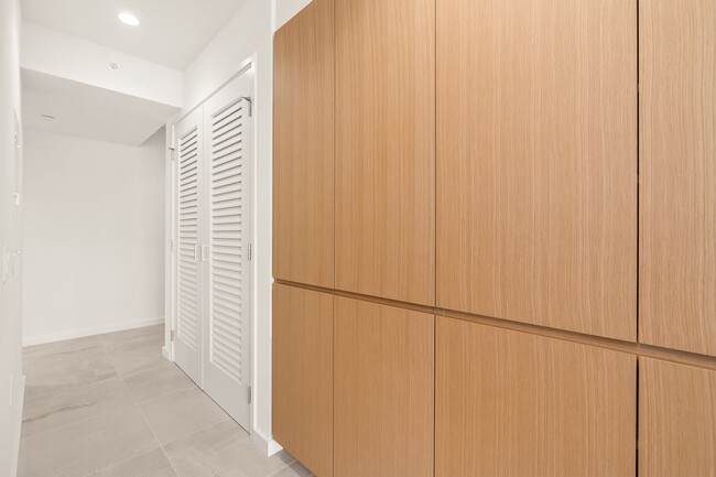 Building Photo - Sky Ala Moana 2 bed/2bath/2 parking with E...