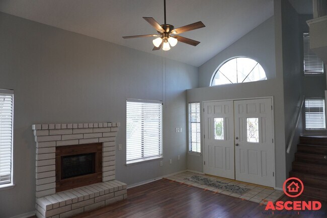 Building Photo - Large Home in a Cul-De-Sac