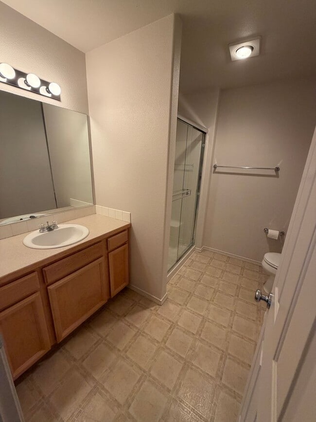 Foto del edificio - New paint & carpet! 2 bed 2.5 bath + bonus room townhome