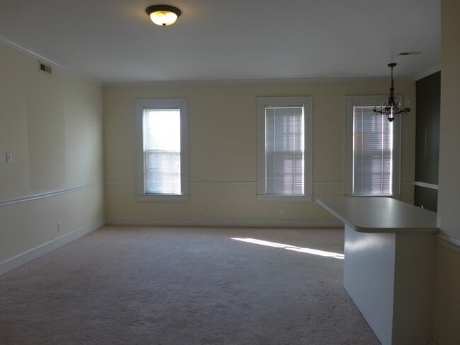 Building Photo - 102 S William St