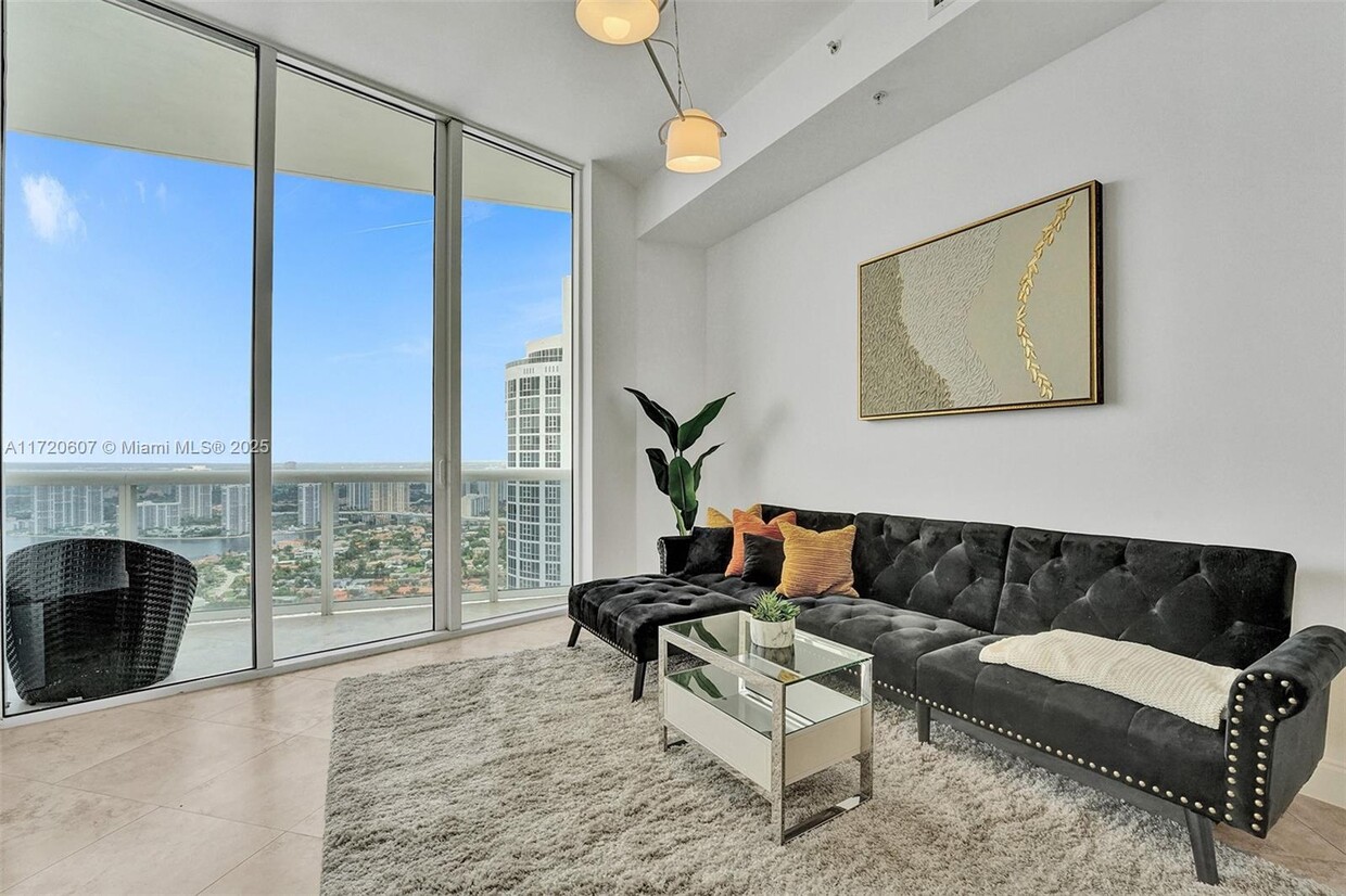 Foto principal - 18101 Collins Ave