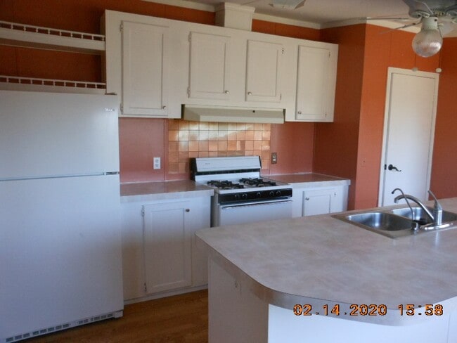 Building Photo - 450 Santa Anna St