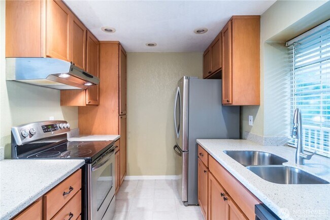 Building Photo - Lake Sammamish View Condo For Lease