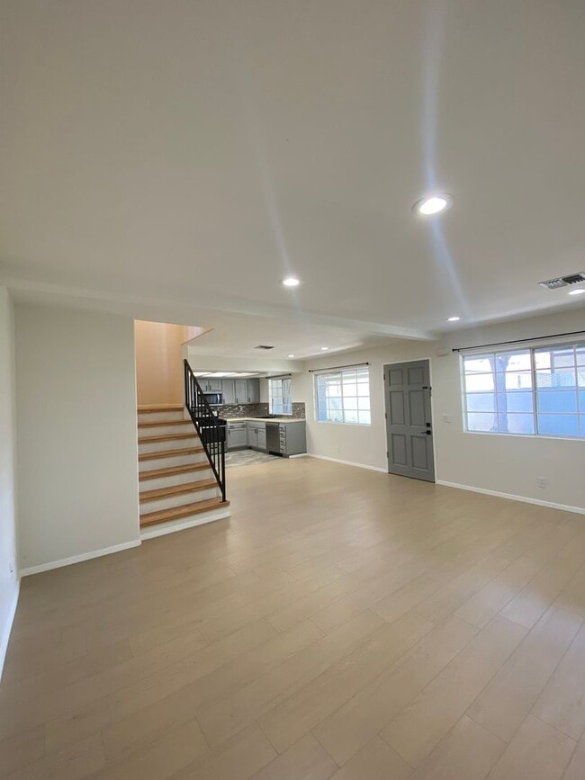 Building Photo - Updated Townhome with Garage *Only $3,000 Deposit!