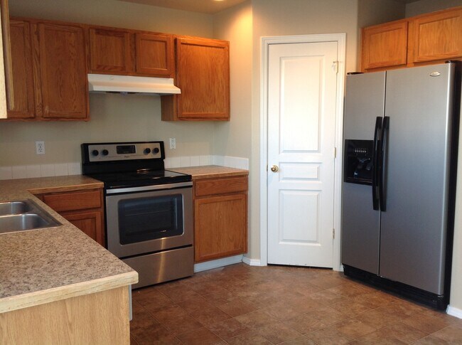 Foto del edificio - Fabulous location. Nice home with new carpet and paint. Living and family room.