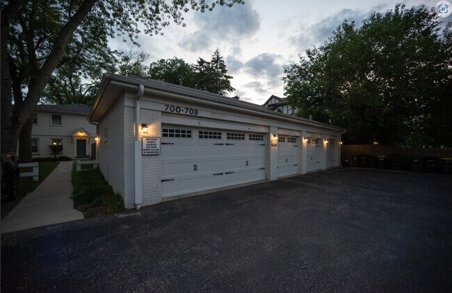Building Photo - 734 Green Bay Rd