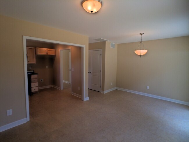Building Photo - Newer construction townhouse!
