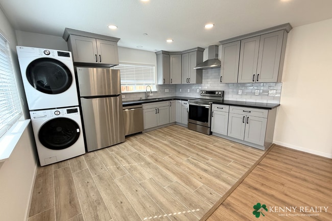 Building Photo - Remodeled 3 BD/2 BA Home with Private Entrance and Backyard