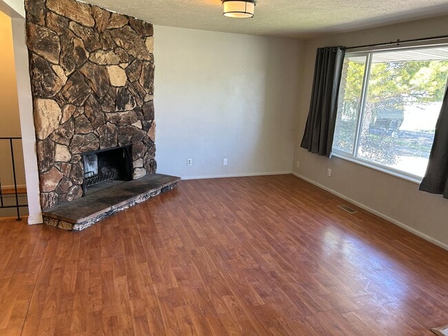 Foto del edificio - Great 4 Bedroom 2 Bath Home in West Valley City