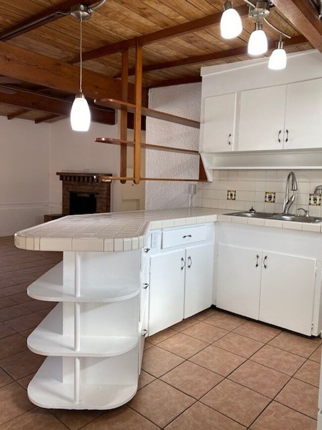 Building Photo - Vintage 1 Bedroom, 1 Bath Bungalow