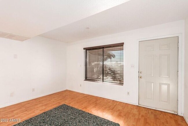 Foto del edificio - Meticulously maintained unit located in th...