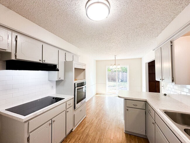Building Photo - MOVE IN READY! 3 BED/2 BATH in Edmond