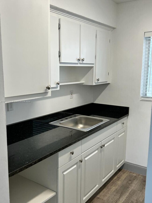 Foto del edificio - 2250 Bay Dr