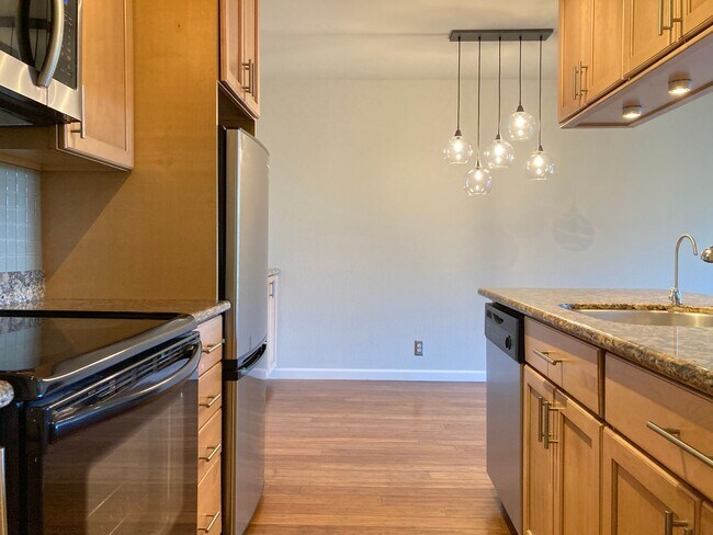 Building Photo - Charming Condo Near Lake Merritt w/ Parkin...