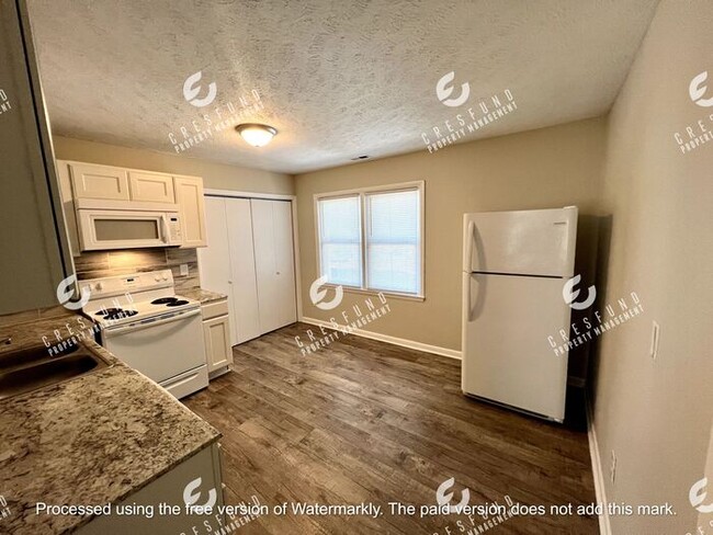 Building Photo - Spacious 1 BR 1 Bath bottom unit