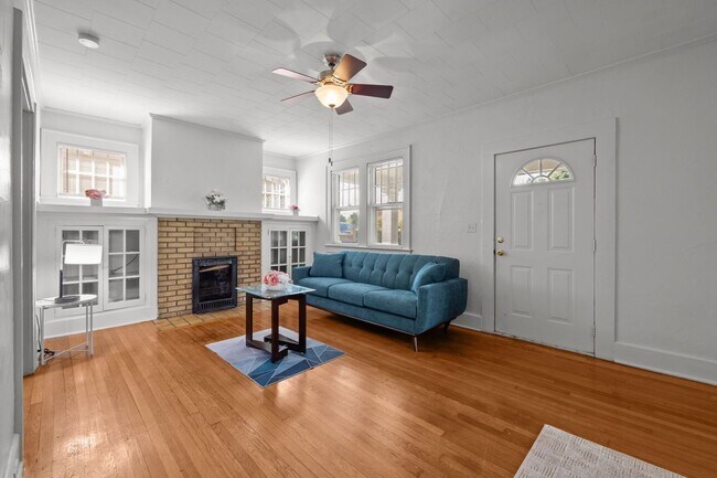 Foto del edificio - Spacious 5-Bed Home with Front Porch, Deck...