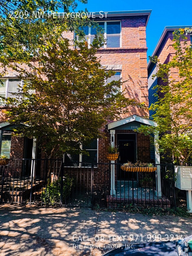 Building Photo - 2209 NW Pettygrove St