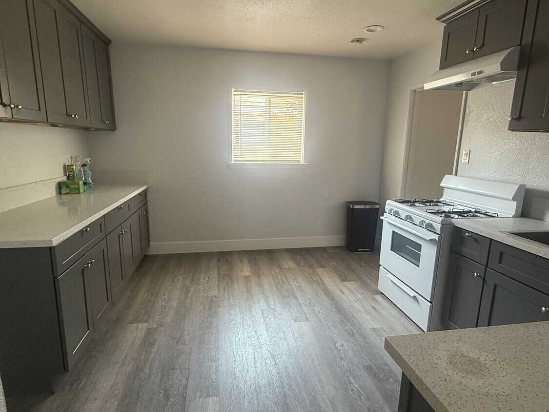 Foto principal - Beautiful and Well Kept 3-Bedroom House fo...