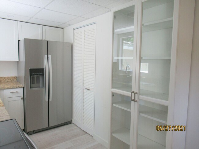 Building Photo - End Unit Town Home in Twelve Oaks
