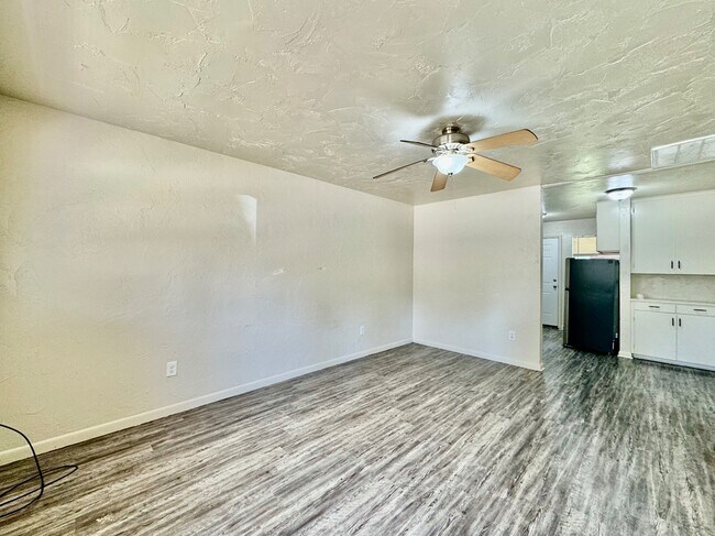 Foto del edificio - 528 N Baumann Ave