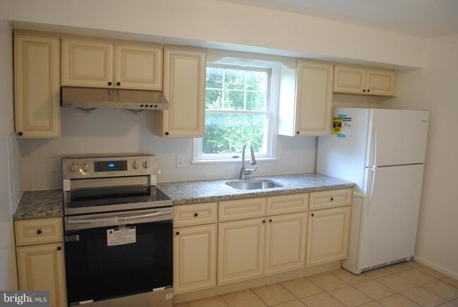 Building Photo - 1097 Russell Rd