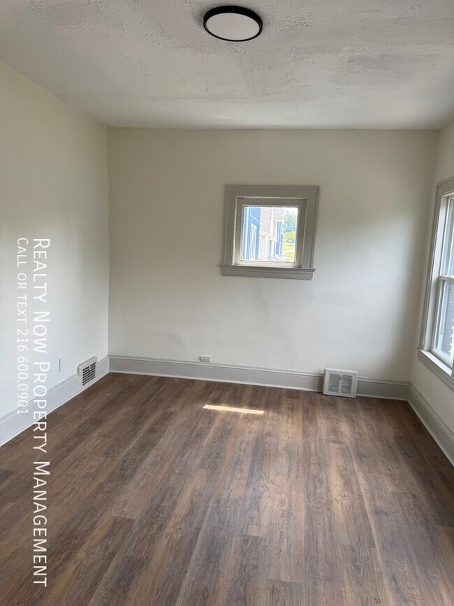 Foto del edificio - 2649 E 110th St
