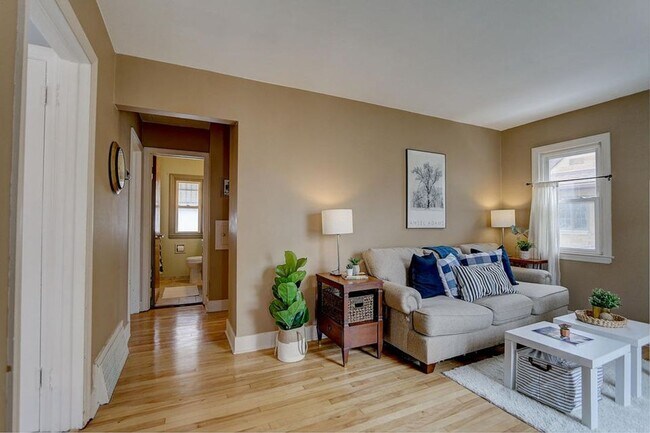 Building Photo - Beautiful 2 Bedroom 1 Bath Single Family H...