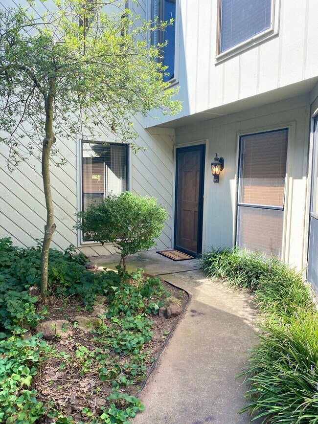 Building Photo - Beautifully Updated Townhouse Overlooking ...