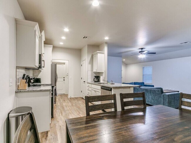 Foto del edificio - Modern 3BR/2BA Duplex | All Utilities Included | Downtown Edmond