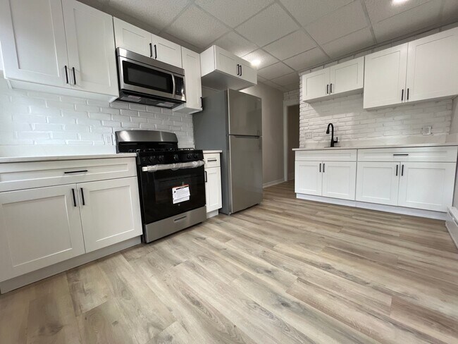Building Photo - This fully remodeled 3-bedroom home is rea...
