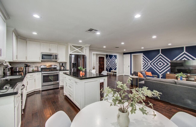 Building Photo - 4749 Benning Dr