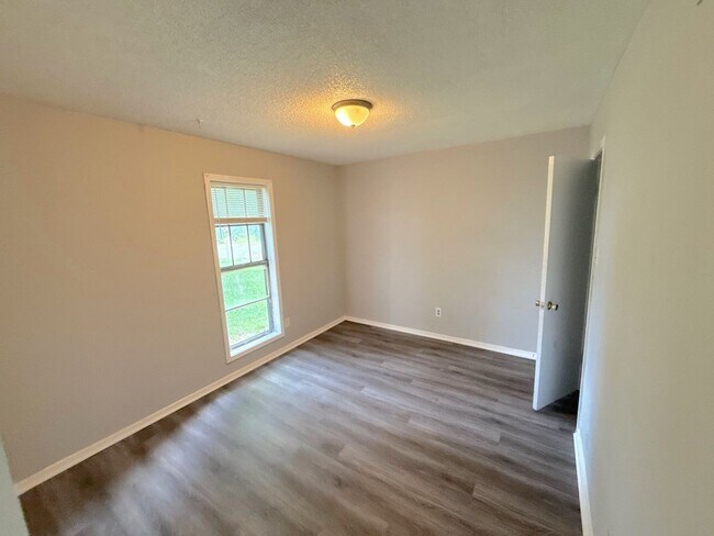 Foto del edificio - 7400 Isherwood Rd