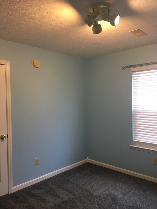 Foto del edificio - **New Paint**   **New Carpet**  Ready for YOU!!