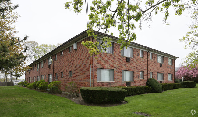 Building Photo - Fairfield Maples at Bay Shore