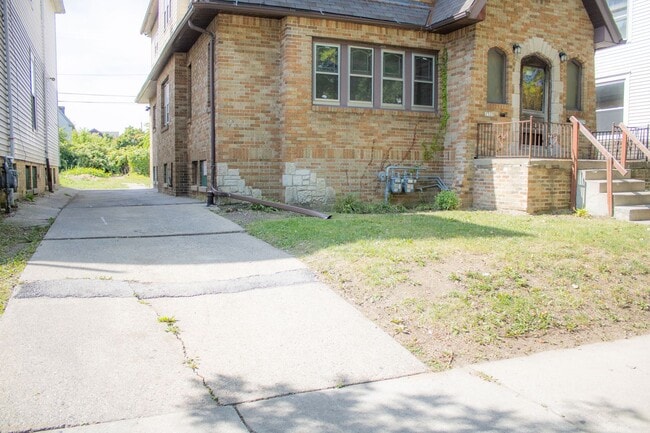 Building Photo - Renovated 2-Bedroom Upper Duplex Unit