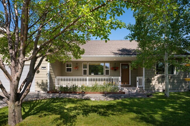 Building Photo - "Charming 3 bed / 2 Bath w/ Additional Off...
