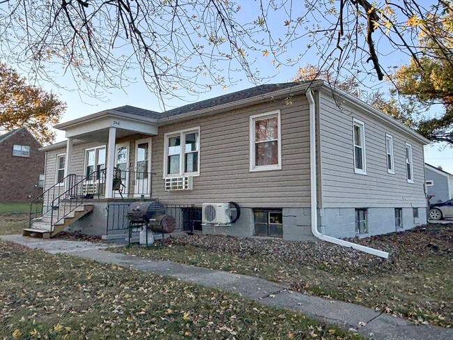 Building Photo - 704 Hickory St