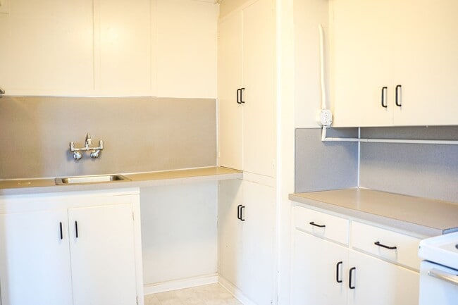 Building Photo - NE Studio w/ Lots of Great Built-in Storage